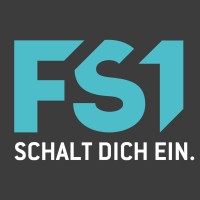 Logo FS1 vor schwarzem Hintergrund mit türkisener FS1 Schrift und weißem Schalt dich ein Spruch darunter
